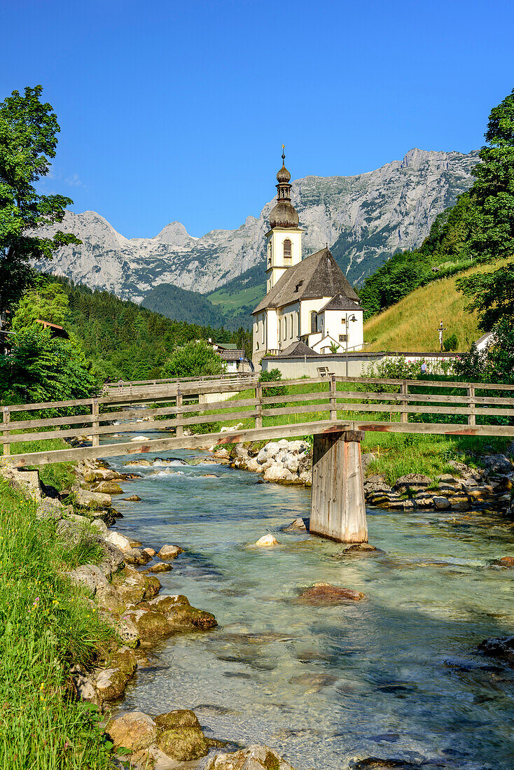 Ramsauer Ache vor Kirche von Ramsau und Reiteralm im Hintergrund, Ramsau, Berchtesgaden, Berchtesgadener Alpen, Oberbayern, Bayern, Deutschland