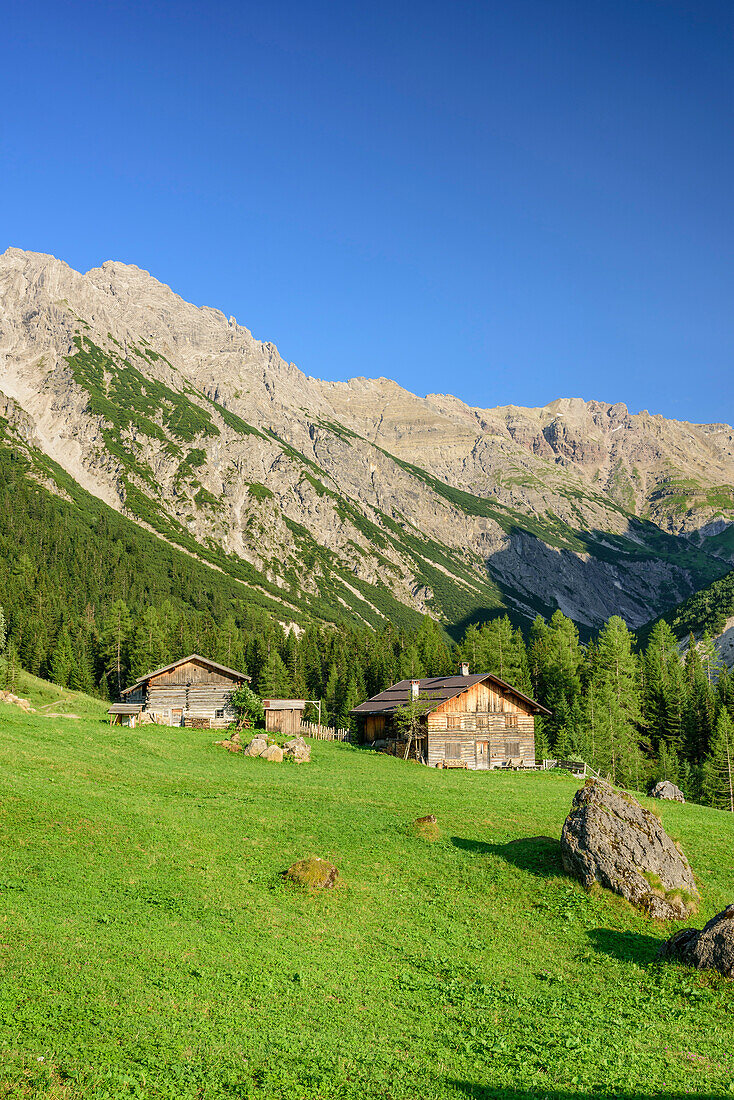 Almgebäude im Fundaistal, Fundaistal, Lechtaler Alpen, Tirol, Österreich