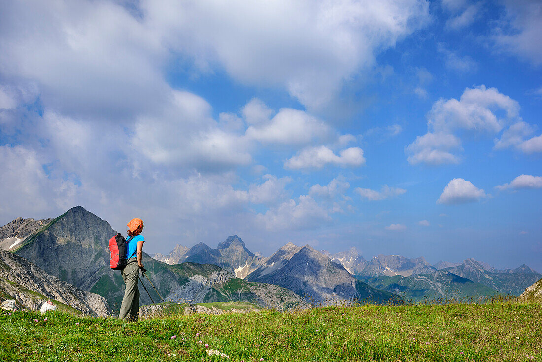 Frau beim Wandern blickt auf Lechtaler Alpen mit Oberlahmspitze, Freispitze, Saxerspitze und Wetterspitze, Lechtaler Alpen, Tirol, Österreich