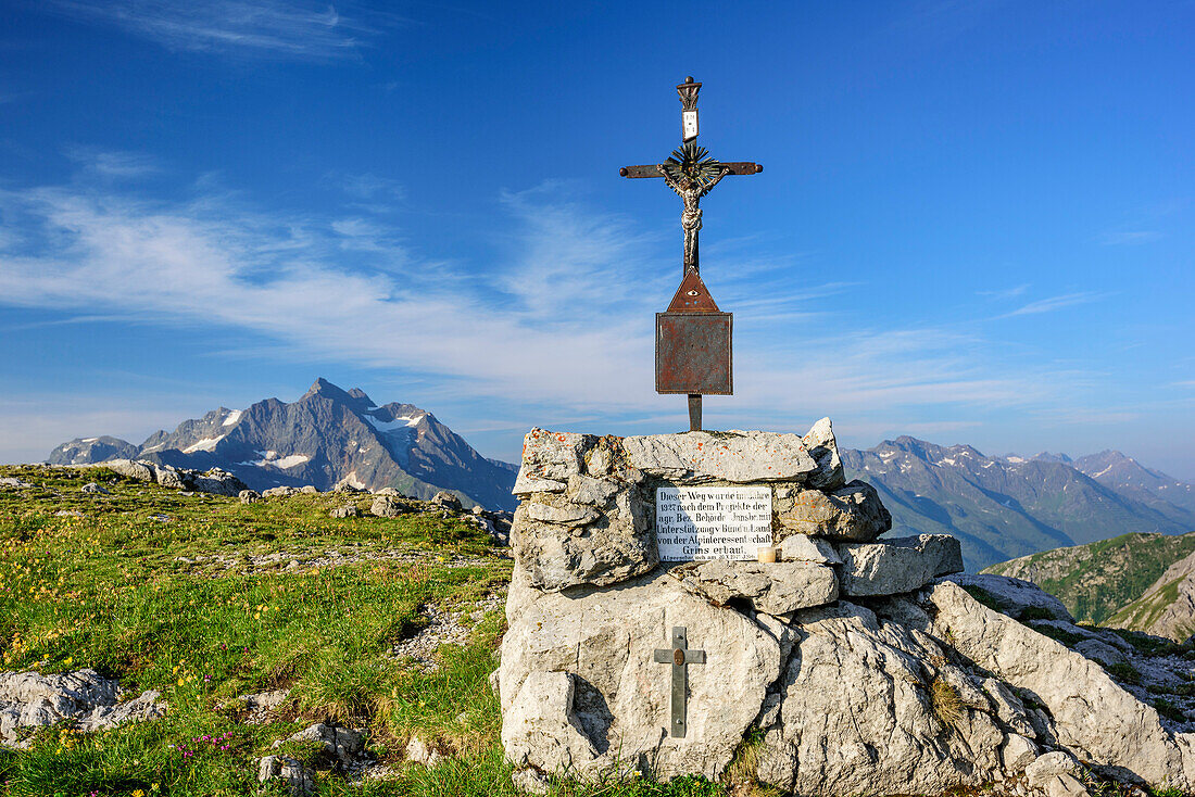 Felsblock mit altem Kreuz und Hohem Riffler im Hintergrund, Lechtaler Alpen, Tirol, Österreich