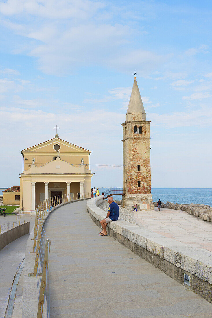 Mann, Mauer, Kirche, Madonna dell' Angelo, Adria, Caorle, Region Venetien, Italien, Europa