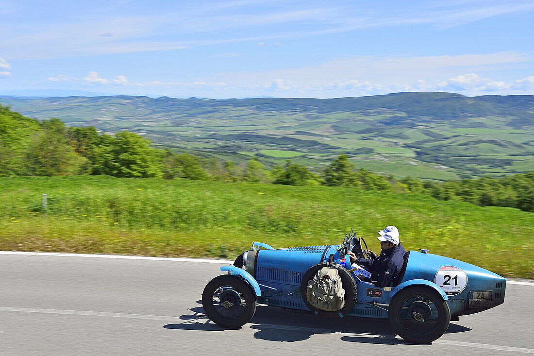 Bugatti T 35A 1926, Oldtimer, auf Straße in Hügellandschaft, Oldtimer, Rennwagen, Autorennen, Mille Miglia, 1000 Miglia, 2014, 1000 Meilen, bei Radicofani, Toskana, Italien, Europa