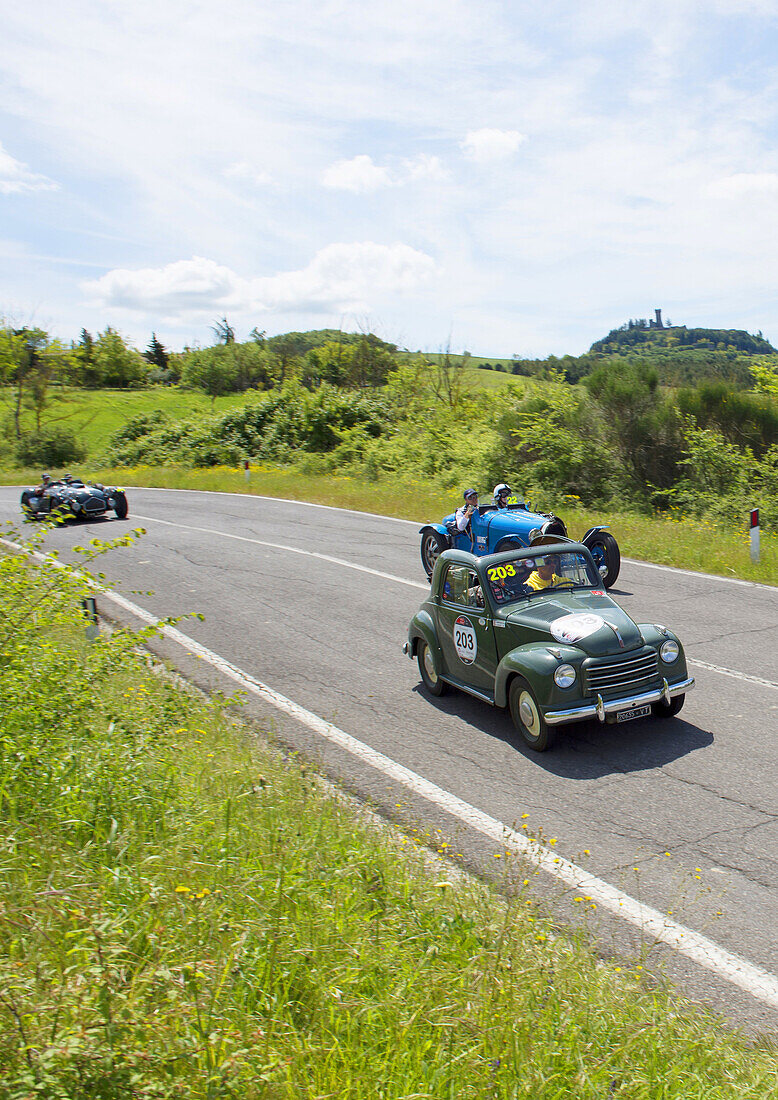 'FIAT 500 C ''Topolino'', 1951, Bugatti T 37/35T, Oldtimer, auf Straße in Hügellandschaft, Oldtimer, Rennwagen, Autorennen, Mille Miglia, 1000 Miglia, bei Radicofani, Toskana, Italien'