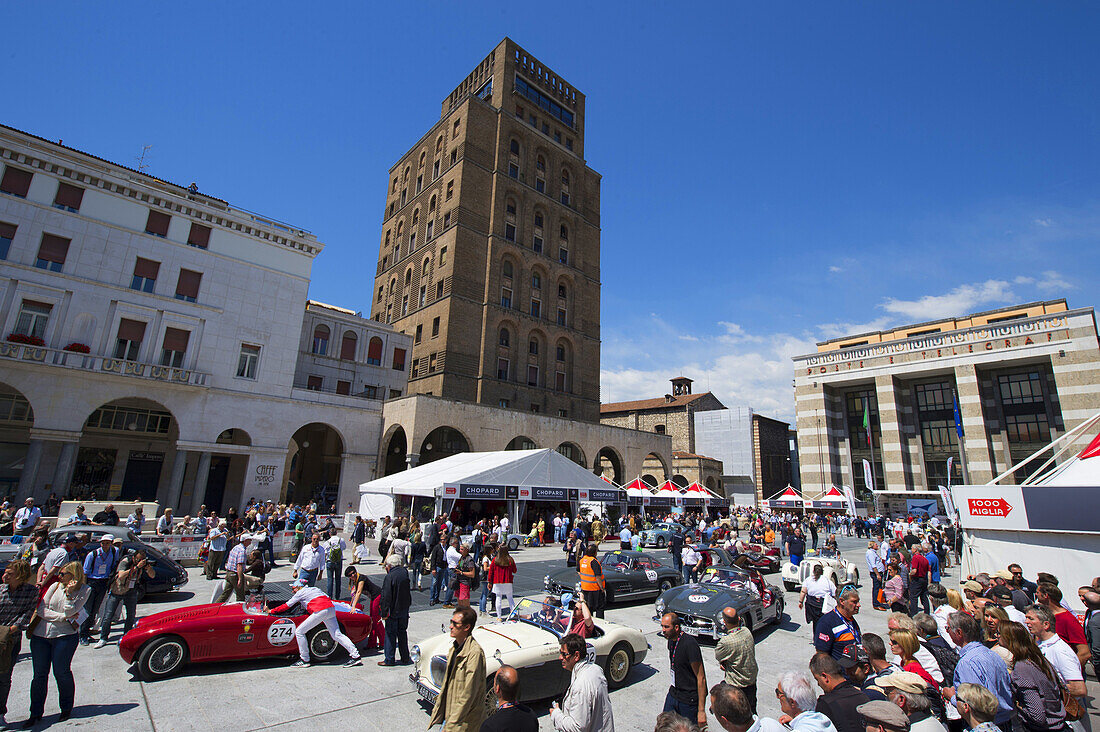 Übersicht der Startaufstellung zur Mille Miglia 2014, 1000 Miglia, Oldtimer, Rennwagen, Autorennen, Piazza della Vittoria, Brescia, Lombardia, Italien