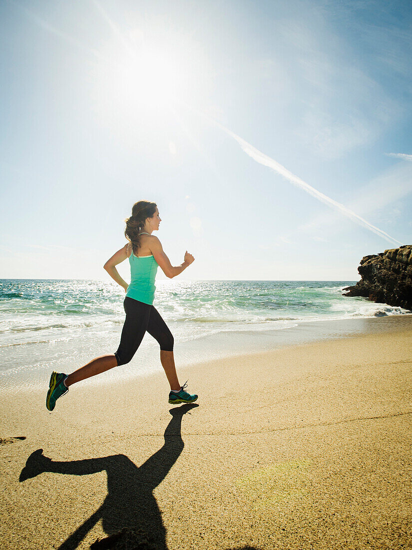 Weiße Frau, die am Strand läuft, Laguna Beach, Kalifornien, USA