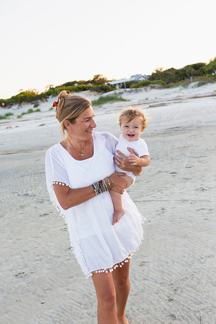 Kaukasische Mutter mit Baby am Strand, Brunswick, Georgia, USA