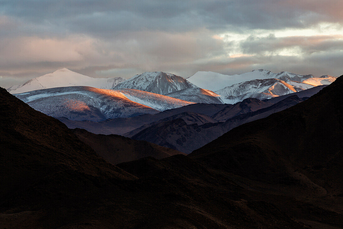 Snowy mountains in remote landscape at dusk, Bayan Ulgii, Bayan Ulgii, Mongolia