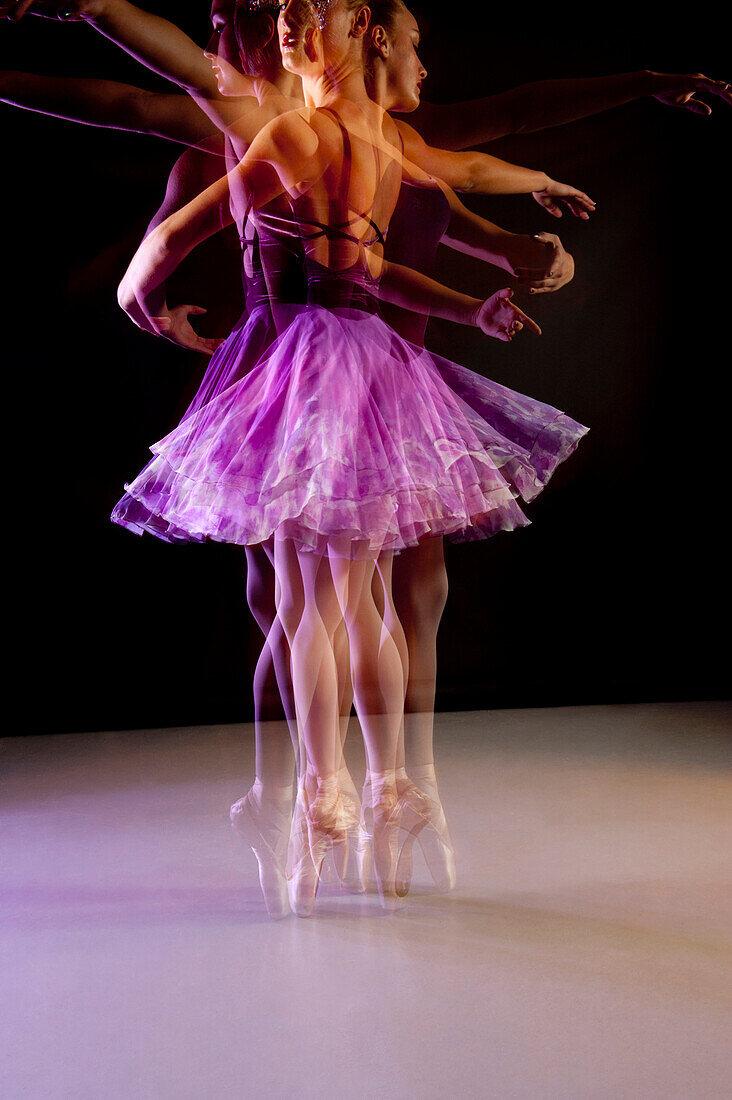 Kaukasische Ballerina tanzt auf der Bühne, Bainbridge Island, WA, USA