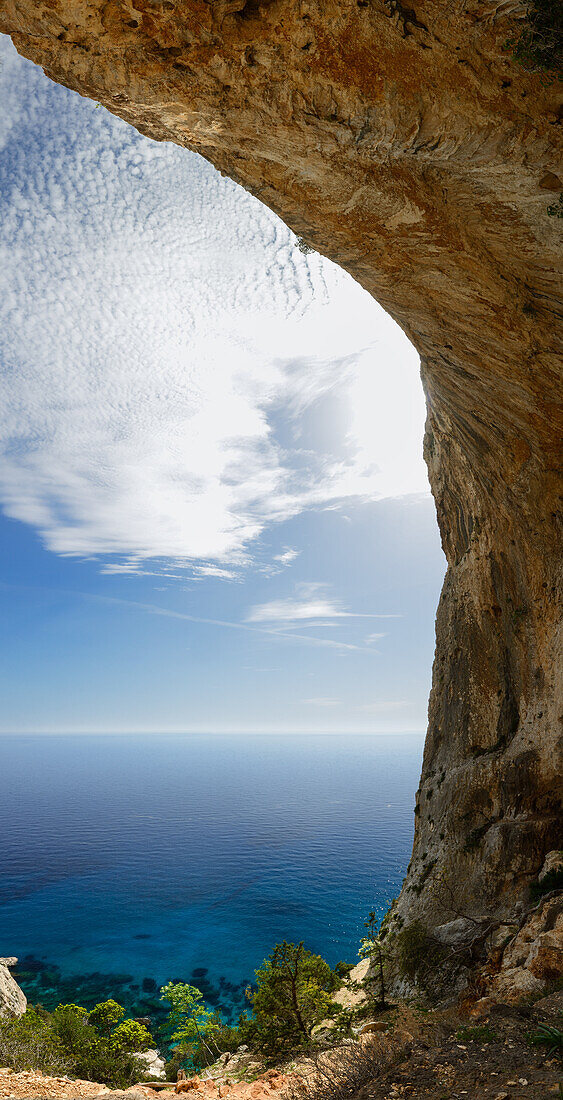 Felsbogen oberhalb des Meeres an der gebirgigen Küste, Golfo di Orosei, Selvaggio Blu, Sardinien, Italien, Europa