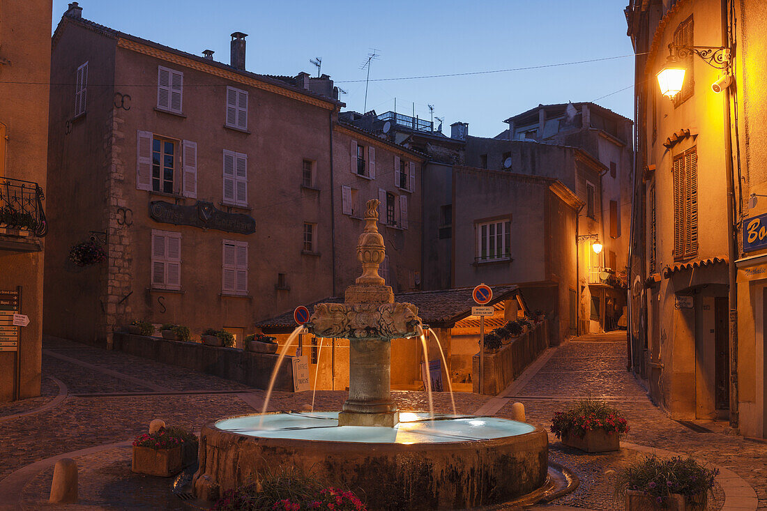 Brunnen am Dorfplatz in Valensole im Abendlicht, Dorf, Hochebene von Valensole, Plateau de Valensole, Alpes-de-Haute-Provence, Provence, Frankreich