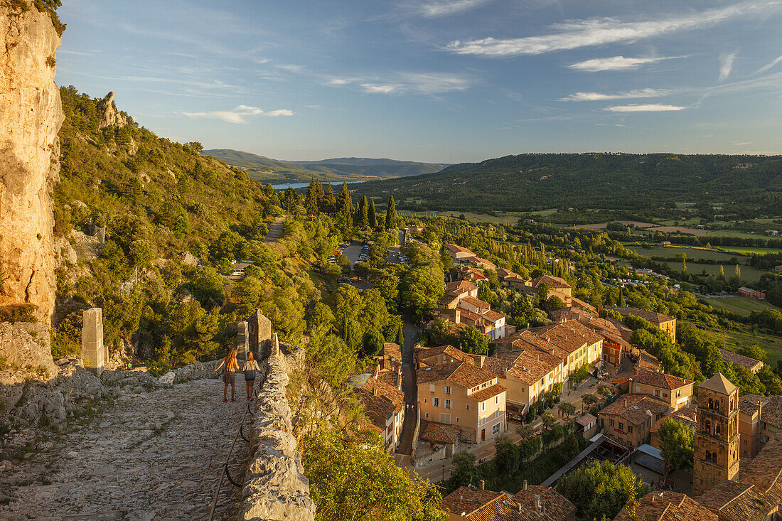 Moustiers-Sainte-Marie with church, path to the chapel Notre-Dame-de-Beauvoir, village, Verdon natural park, Alpes-de-Haute-Provence, Provence, France, Europe