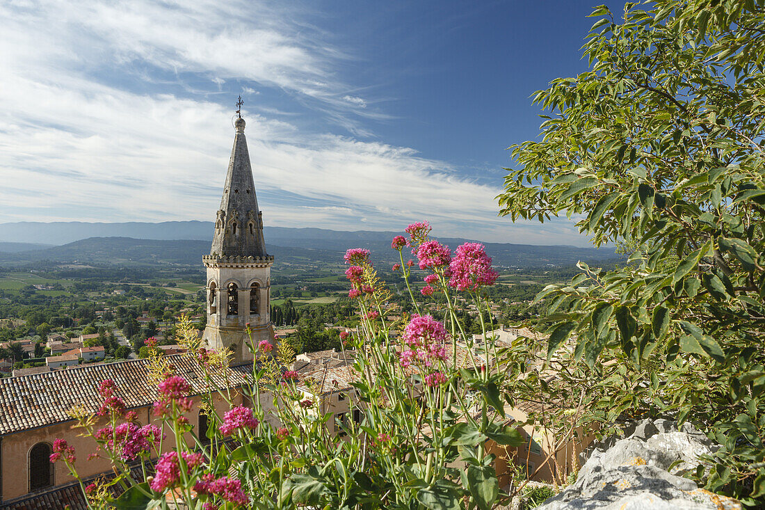 Saturnin-les-Apt, Dorf bei Apt, Luberon-Gebirge, Luberon, Naturpark, Vaucluse, Provence, Frankreich, Europa