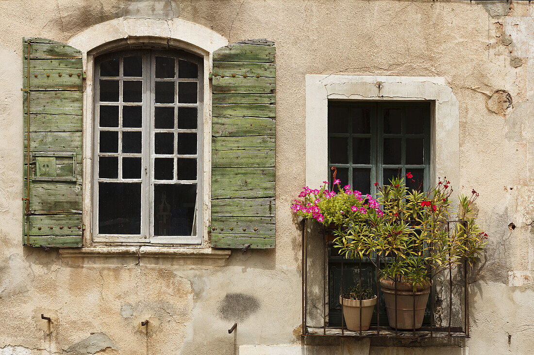 Frenster und Balkon mit Blumen, Saturnin-les-Apt, Dorf bei Apt, Luberon-Gebirge, Luberon, Naturpark, Vaucluse, Provence, Frankreich, Europa