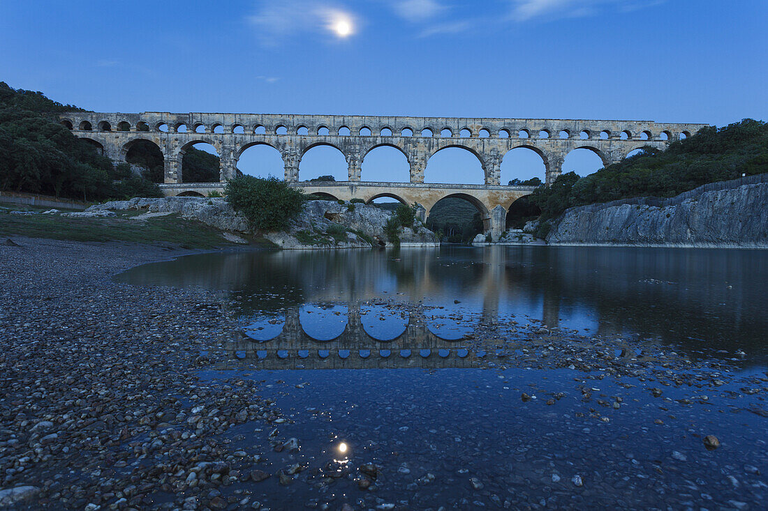 Mond über dem Pont du Gard, römischer Aquädukt und Brücke über den Fluss Gardon, 1.Jhd., Unesco Welterbe, Gard, Provence, Languedoc-Roussillon, Frankreich, Europa