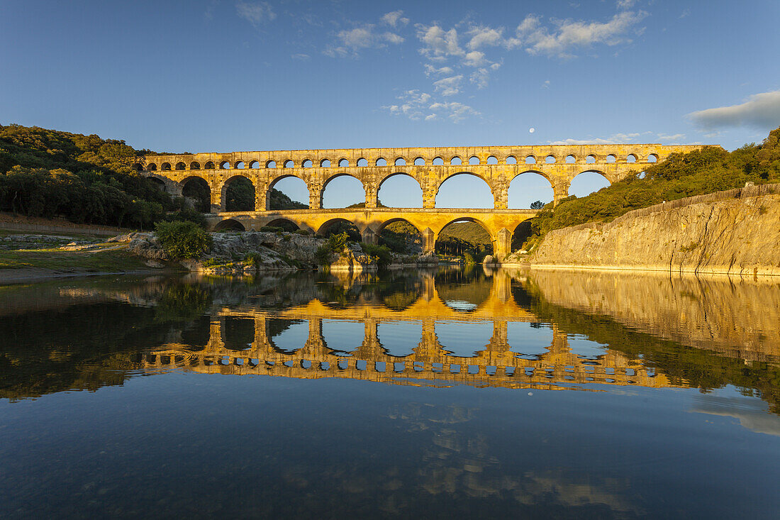 Pont du Gard, römischer Aquädukt und Brücke über den Fluss Gardon, 1.Jhd., Unesco Welterbe, Gard, Provence, Languedoc-Roussillon, Frankreich, Europa
