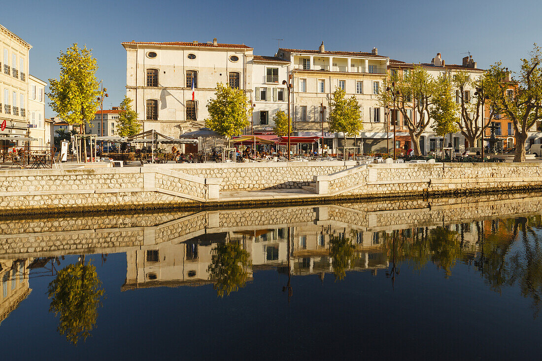 Straßencafes und Restaurants am Hafen, Martigues, Hafenstadt am Etang de Berre, Bouches-du-Rhone, Mittelmeer, Provence, Frankreich