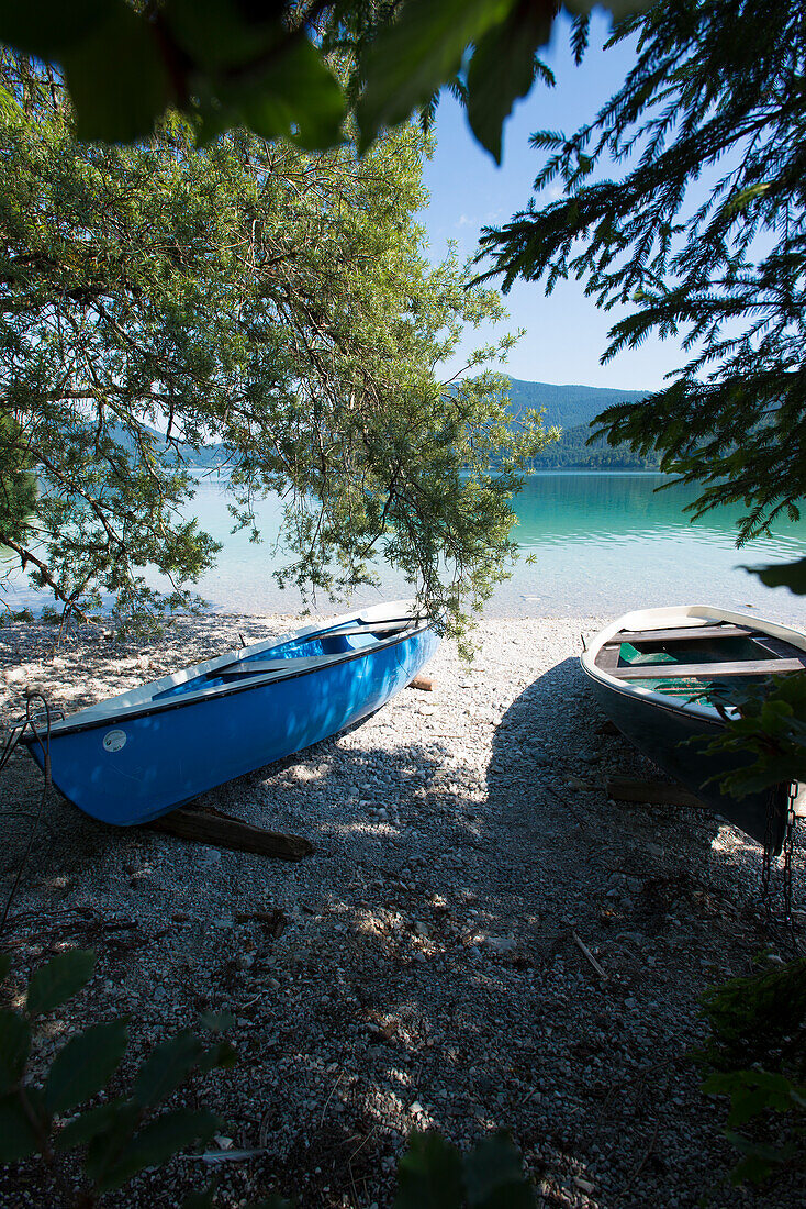 Fischerboote am Ufer des Walchensees mit Blick auf die Insel Sassau, Walchensee, Bayern, Deutschland