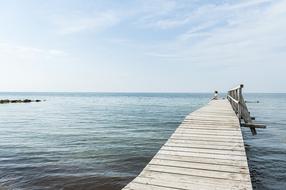 Holzsteg in die Ostsee am Strand von Heiligenhafen, Schleswig-Holstein, Ostsee, Norddeutschland, Deutschland