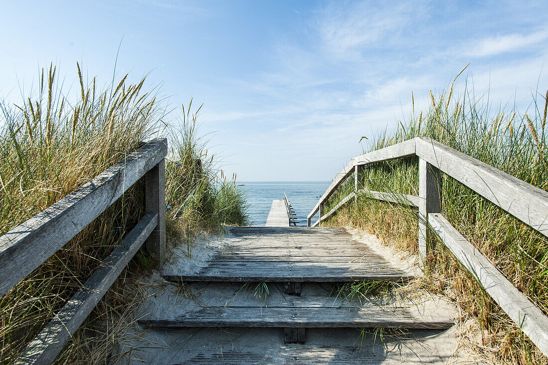 Holzsteg in die Ostsee am Strand von Heiligenhafen, Schleswig-Holstein, Ostsee, Norddeutschland, Deutschland