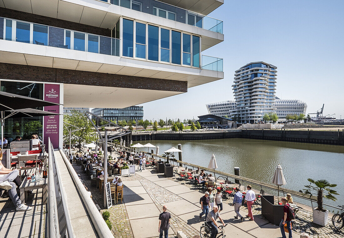 Menschen am Dalmannkai mit Blick auf den Marco Polo Tower in der Hafencity Hamburg, Hamburg, Deutschland