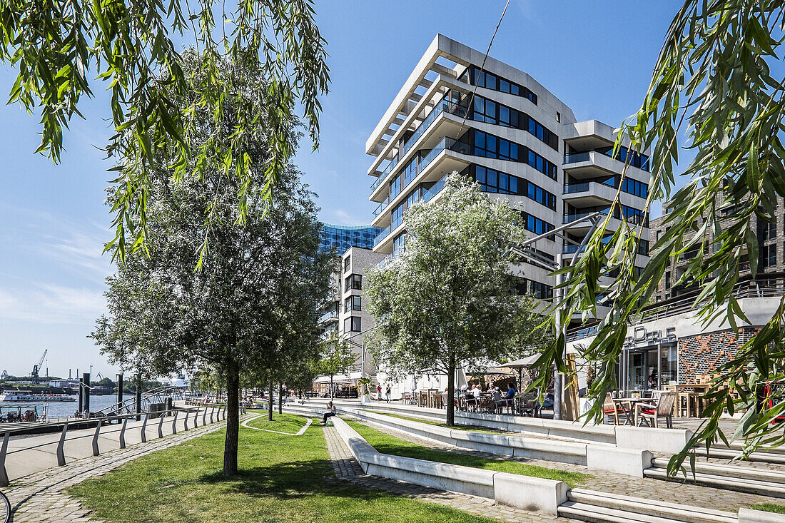 Menschen am Dalmannkai in der Hafencity Hamburg, Hamburg, Deutschland