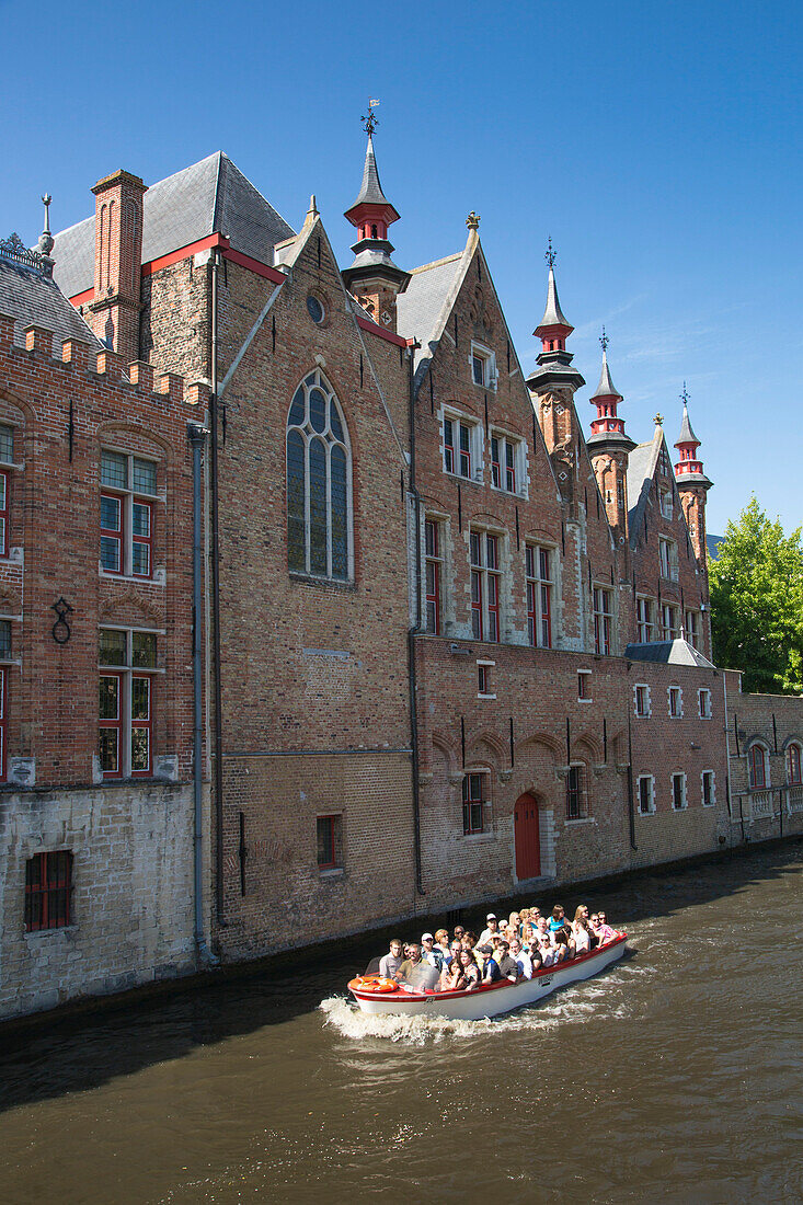 Sightseeing boat on the canal in the old Town, Bruges (Brugge), Flemish Region, Belgium