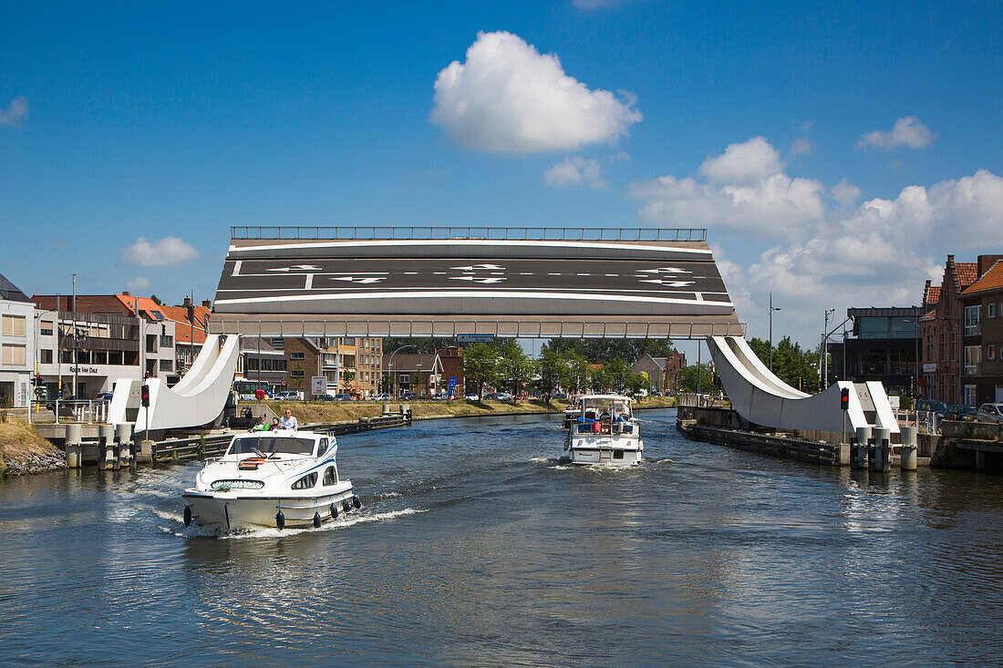 Le Boat Elegance Hausboot passiert die Scheepsdalebrug Zugbrücke am Kanal Brugge - Oostende, nahe Brügge, Flandern, Belgien, Europa