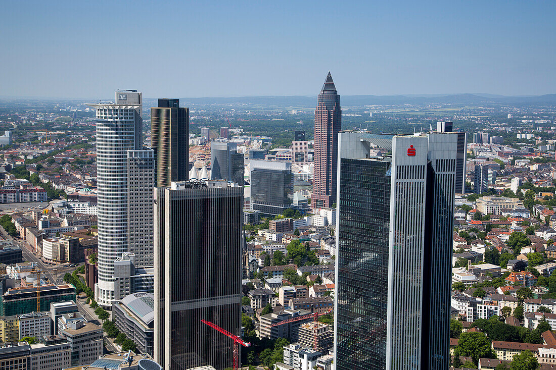 Blick vom Main Tower über das Bankenviertel mit Messeturm, Frankfurt am Main, Hessen, Deutschland, Europa