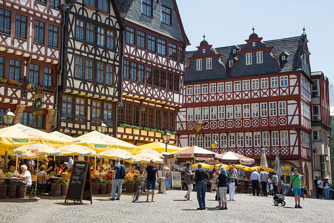 Fachwerkhäuser und Restaurants am Römerberg, Frankfurt am Main, Hessen, Deutschland, Europa