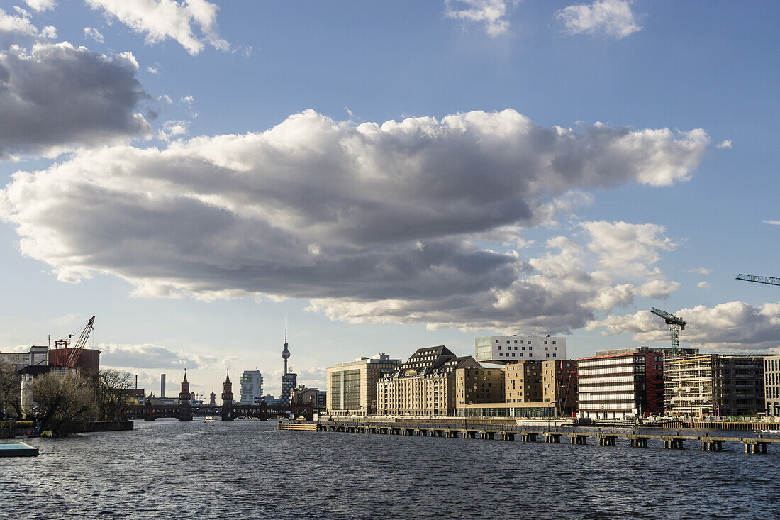 Spree mit Blick auf Kreuzberg und Friedrichshain, Alex und Oberbaumbrücke im Hintergrund, Berlin, Deutschland