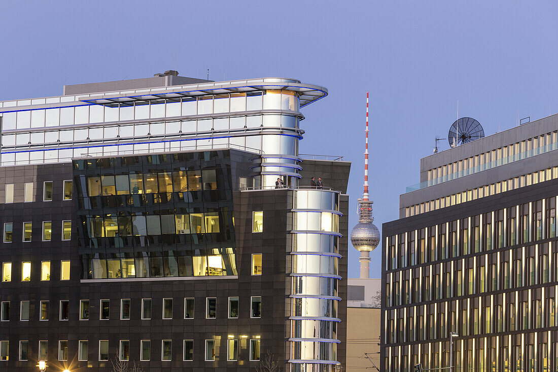 Modernes Bürogebäude an der Spree, Alex Fernsehturm, Berlin Mitte, Berlin, Deutschland