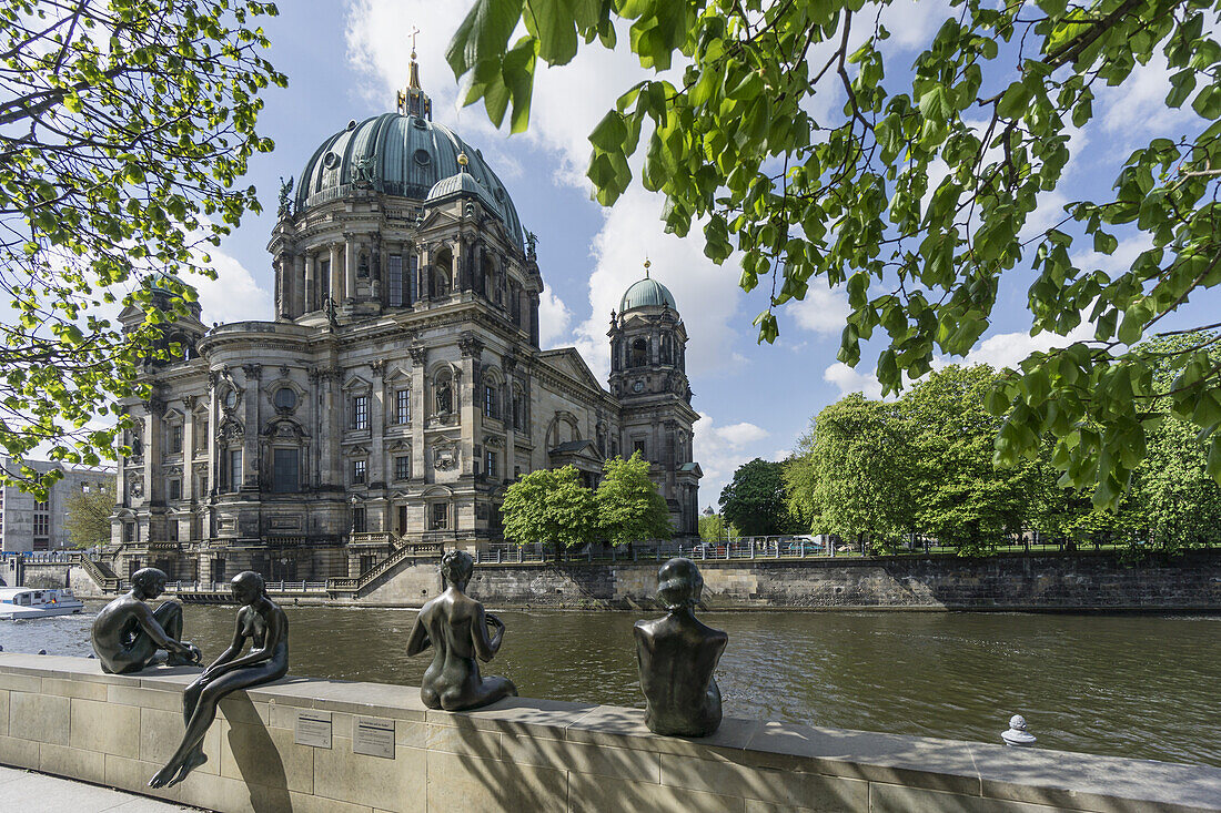 Drei Mädchen und ein Knabe, Brunnenfiguren von Wilfried Fitzenreiter, Spreeufer, Berliner Dom im Hintergrund, Berlin, Deutschland