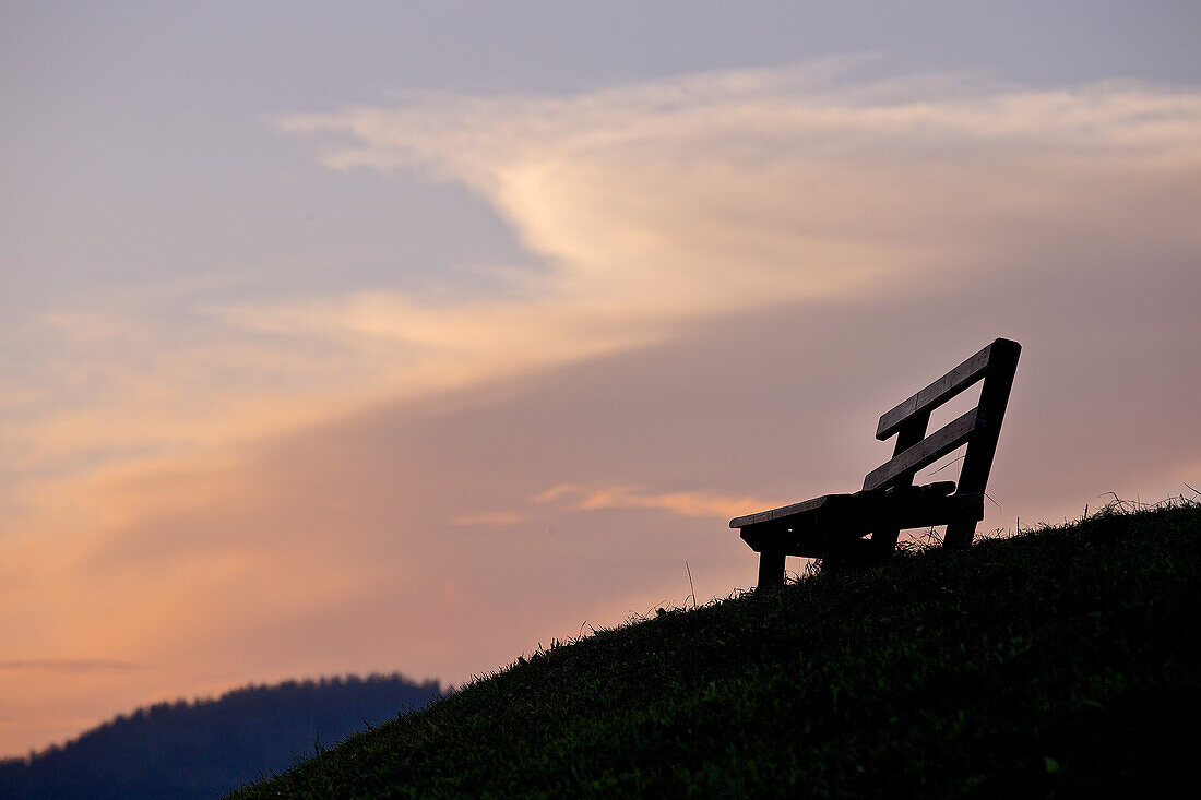 Bank für Wanderer in den Bergen bei Sonnenuntergang, Rote Flüh, Gimpel, Hochwiesler, Tannheimer Tal, Tirol, Österreich