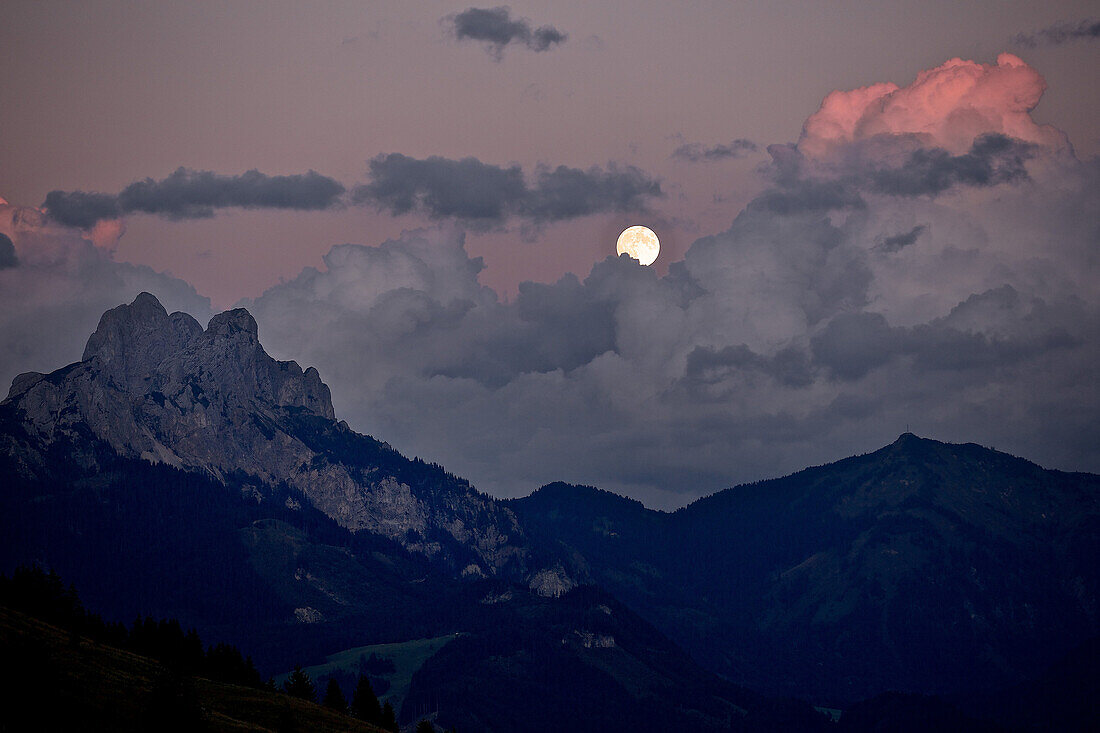 Vollmond zwischen Wolken am Abendhimmel in den Bergen, Rote Flüh, Gimpel, Hochwiesler, Tannheimer Tal, Tirol, Österreich