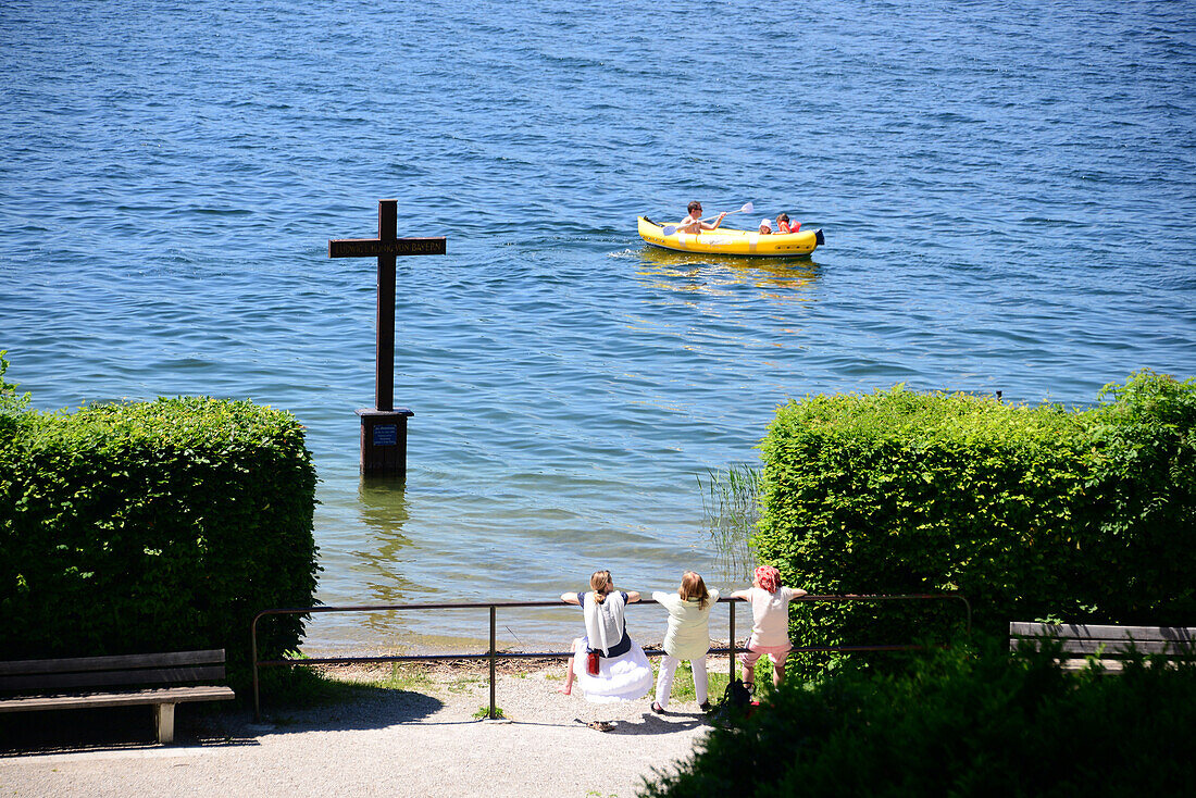 König Ludwigs Todeskreuz im Starnberger See, Berg bei Starnberg, Oberbayern, Bayern, Deutschland