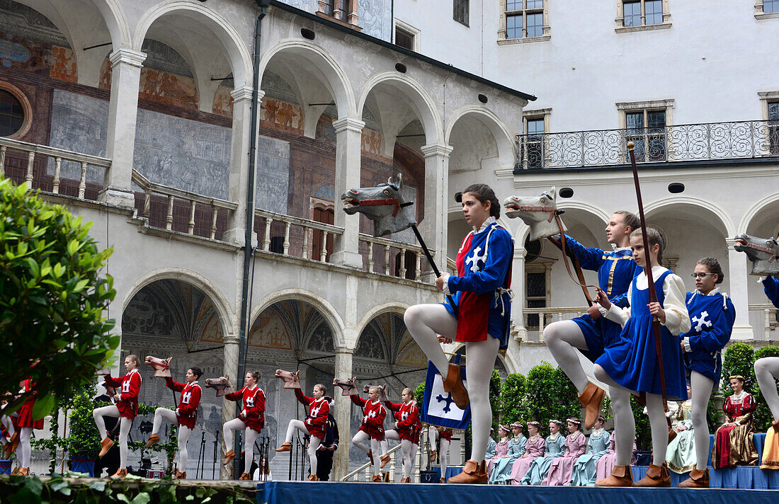 Schlossfest im Hof des Schloss, Neuburg an der Donau, Nord-Oberbayern, Bayern, Deutschland