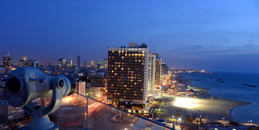 Abends über der Strandpromenade von Tel Aviv, Israel