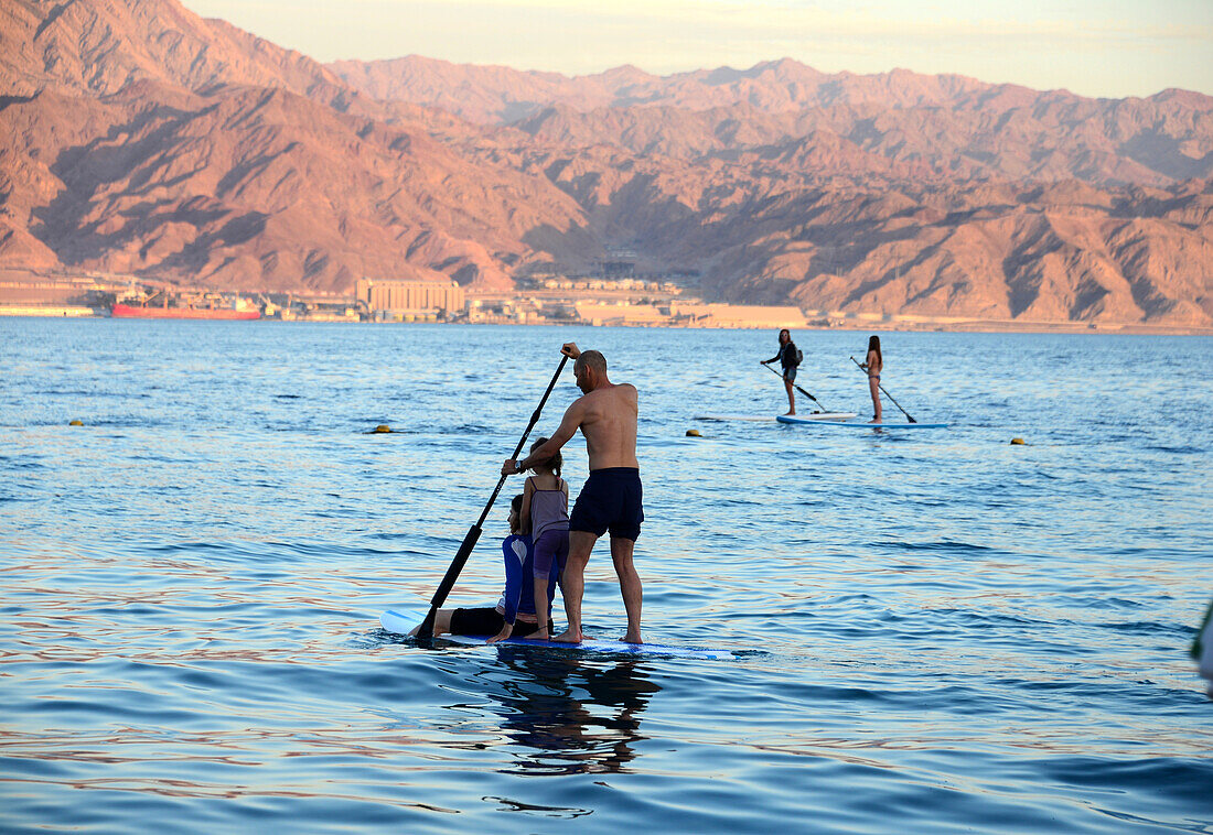 Stand up paddling an den Nordstränden, Eilat am Roten Meer, Bucht von Akaba, Süd-Israel, Israel