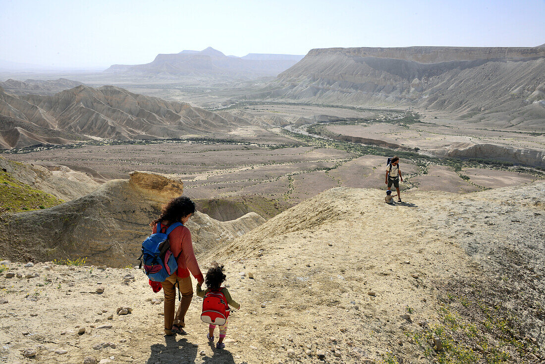 Wandern über dem Zin Tal beim Kibbutz Midreshet Sede Boker in der Wüste Negev, Süd-Israel, Israel