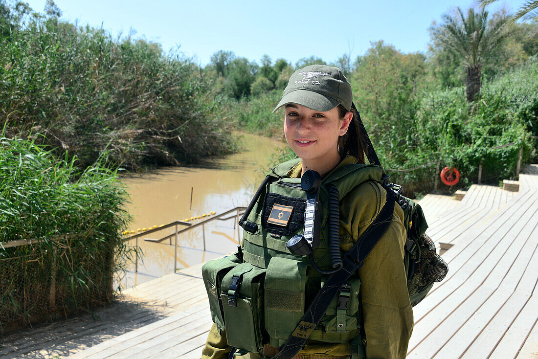 Israelische Soldatin am Jordan, Qasr el Yahud bei Jericho im Palästinensischem Gebiet neben Israel