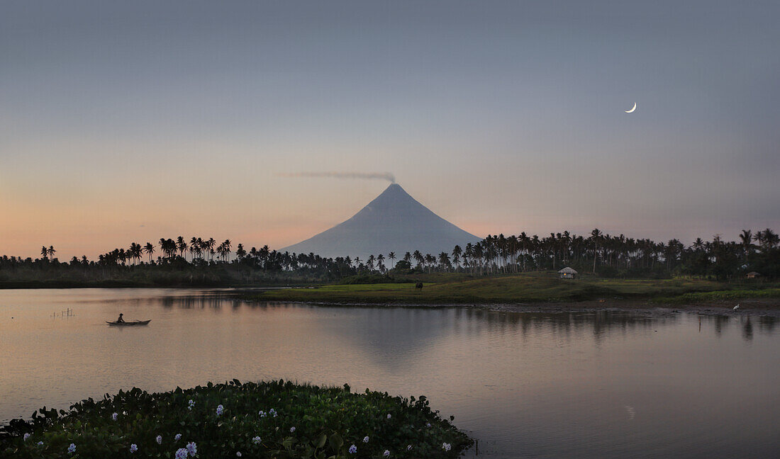 Fischer mit Mayon Vulkan im Hintergrund, Legazpi, Philippinen, Asien