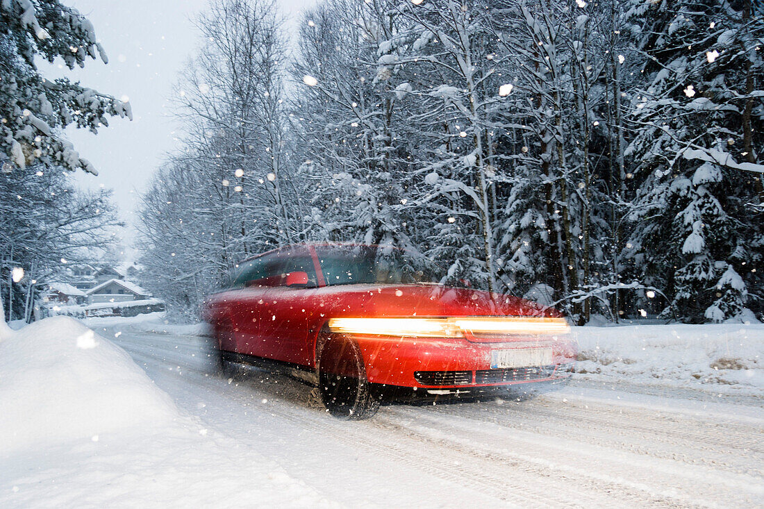 Auto bei Schneetreiben, Straßenverkehr im Winter, Bayern, Deutschland