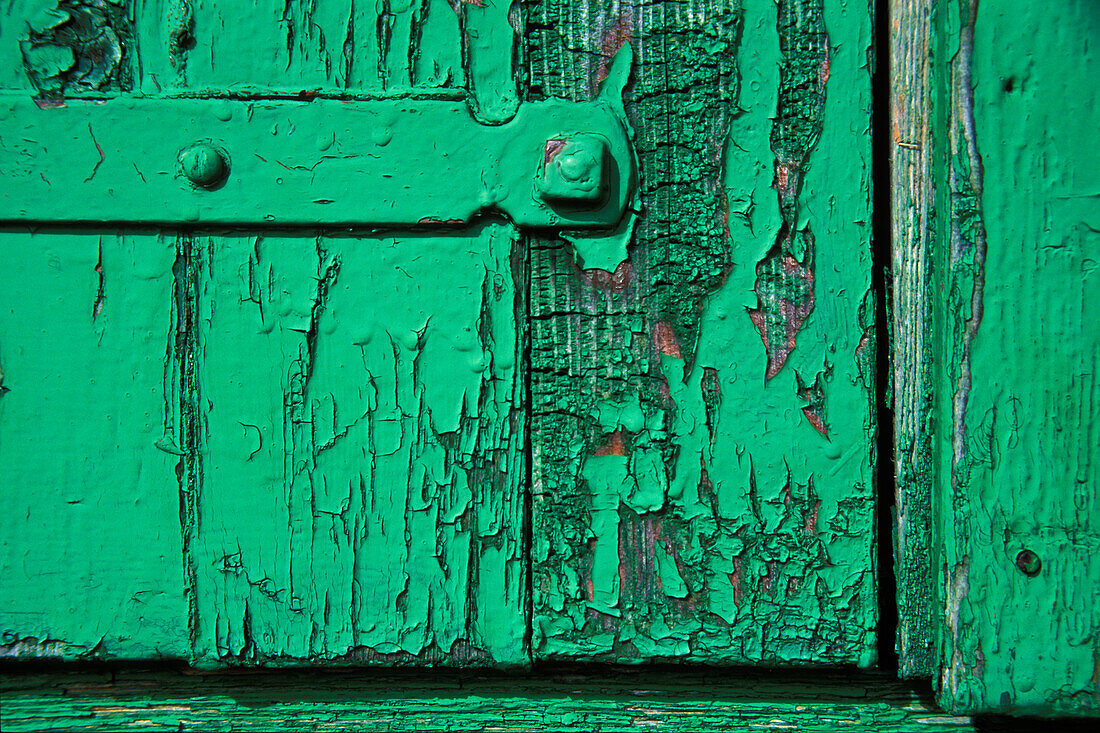 Alter Lack an Fensterladen einer Berghütte, Oberbayern, Deutschland