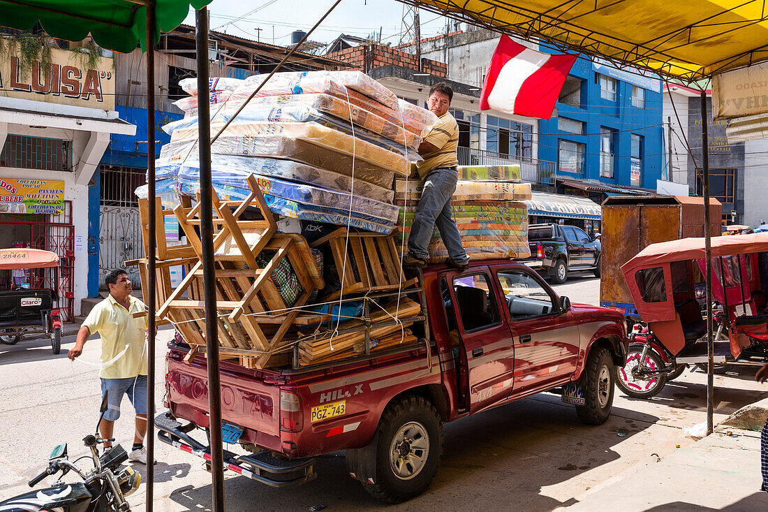 Pickup wird beladen, Pucallpa, Huanuco, Peru, Südamerika