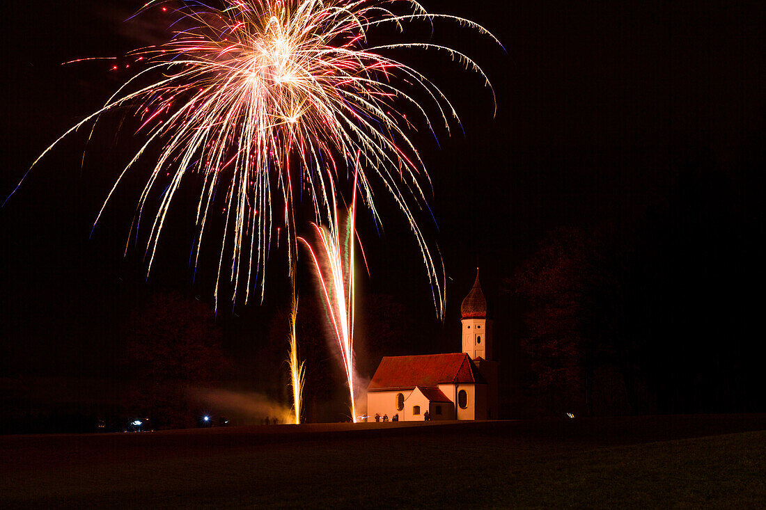 Feuerwerk über Hubkapelle an Silvester, Penzberg Oberbayern, Deutschland, Europa