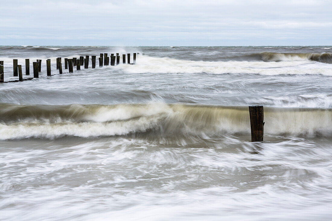 Wellen am Strand, Sturm, Zingst, Mecklenburg-Vorpommern, Deutschland