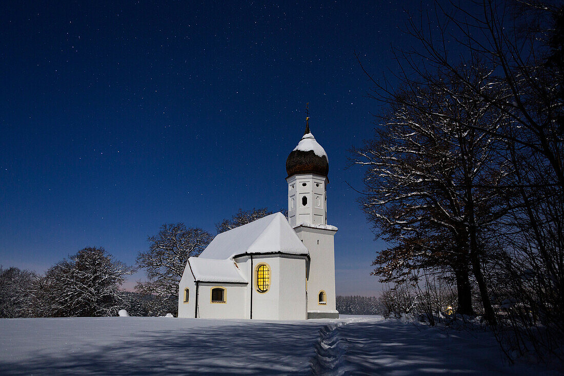 Hubkapelle unter Sternenhimmel im Winter bei Mondschein, Penzberg, Wolkenstimmung, Oberbayern, Deutschland, Europa