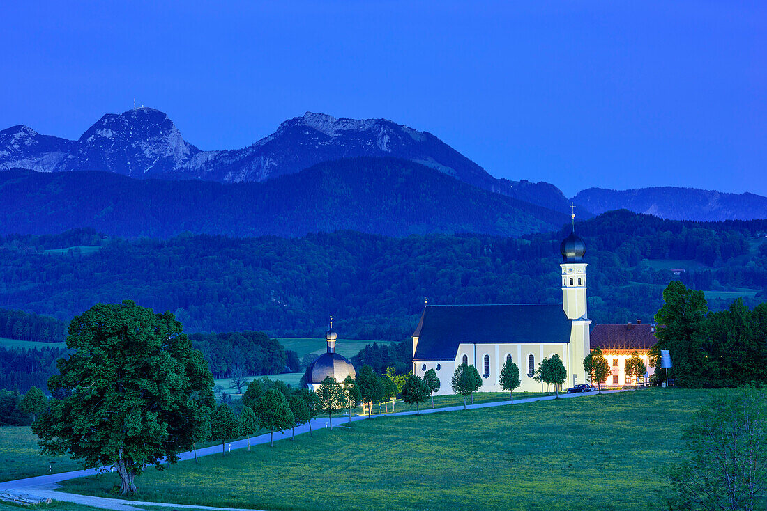 Beleuchtete Kirche in Wilparting mit Wendelstein und Breitenstein, Wilparting, Irschenberg, Mangfallgebirge, Oberbayern, Bayern, Deutschland