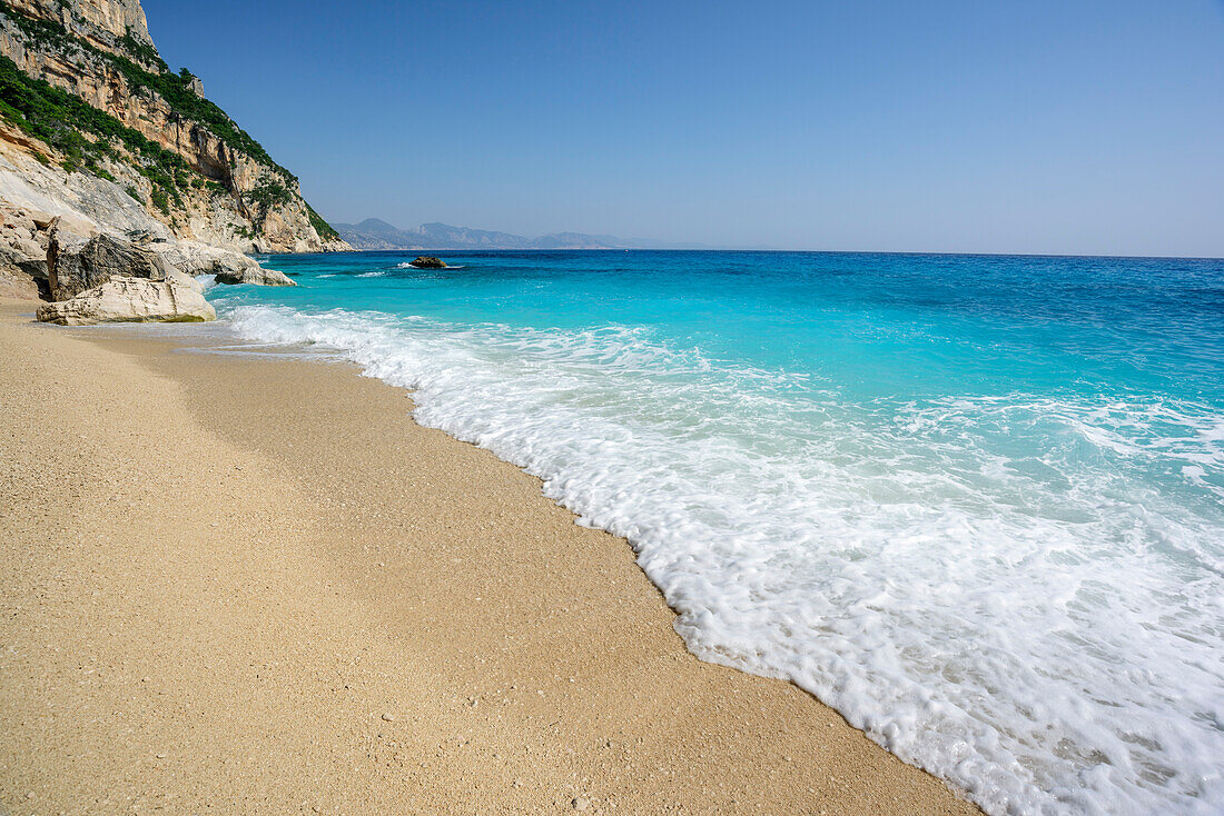 Strand Cala Goloritze am Mittelmeer, Cala Goloritze, Selvaggio Blu, Nationalpark Golfo di Orosei e del Gennargentu, Sardinien, Italien