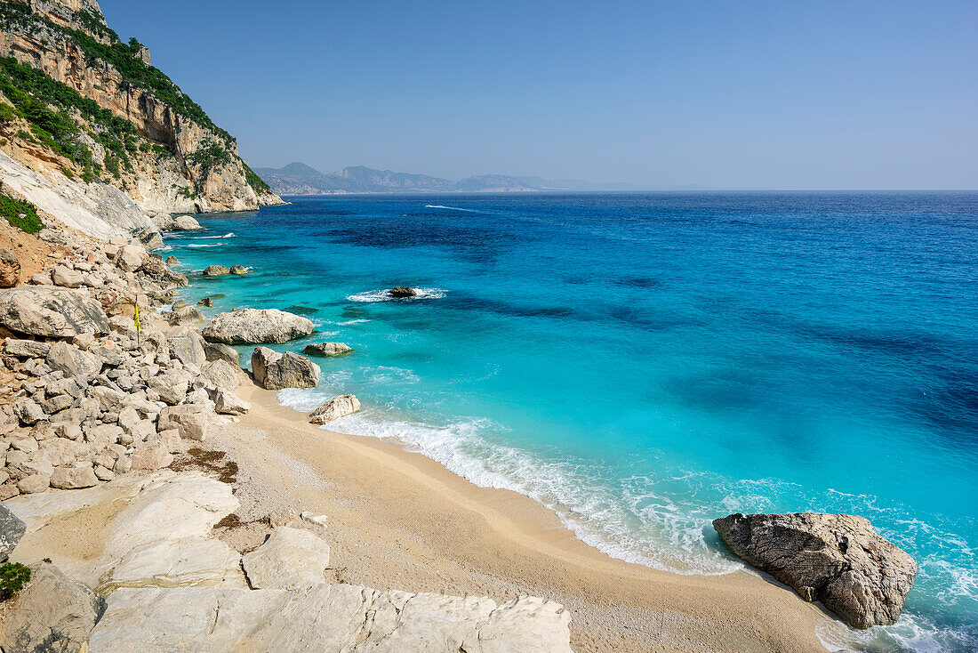 Strand Cala Goloritze am Mittelmeer, Cala Goloritze, Selvaggio Blu, Nationalpark Golfo di Orosei e del Gennargentu, Sardinien, Italien